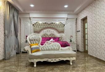 Melodies Castle Homestay has rooms with a private hot tub