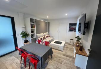 Studio avec SPA priv   has rooms with a private hot tub