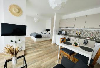 Centre-ville    vos pieds has Balcony rooms