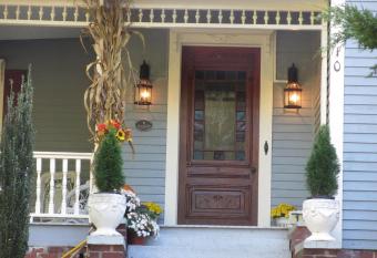 Adair Manor Bed & Breakfast has Balcony rooms