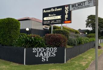 Asters On James Motor Inn has rooms with a private hot tub