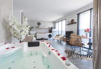 BALI SPA d  tente    deux    5 minutes de Tours centre has rooms with a private hot tub