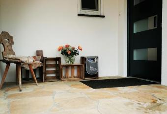 Modernes Apartment - Neustadt an der Weinstra  e allows 18 year olds to book a room