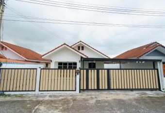 ME House Banchang has Balcony rooms