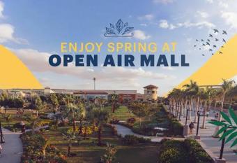 Royal Madinaty has rooms with a private hot tub