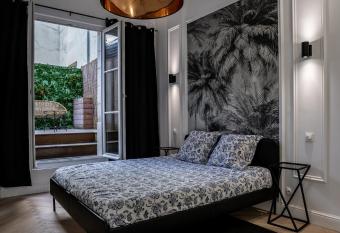 Le Jeanne d Arc has Balcony rooms