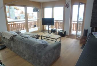 Ski in Ski out LUXURY & MOUNTAIN apartments by Alpvision R  sidences has Balcony rooms