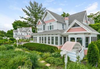 Yelton Manor Bed & Breakfast has Balcony rooms