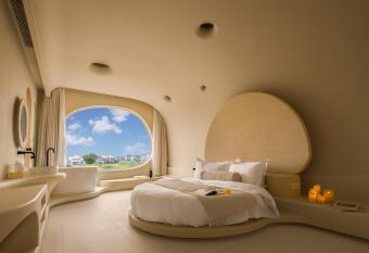 Shanghai Mira Chateau Vacation Homestay has rooms with a private hot tub