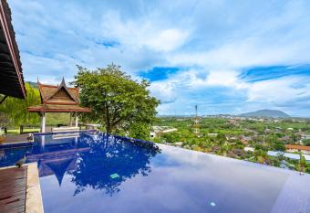 Royal Legacy Private Villa With Private Golf Course has rooms with a private hot tub