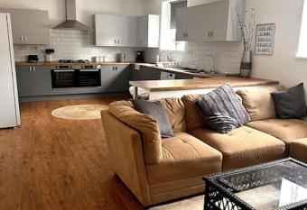 Lighthouse - Luxurious 5 bedroom home, Perfect for Contractors & Large Families has Balcony rooms