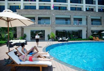 Muong Thanh Holiday Hoi An Hotel has rooms with a private hot tub