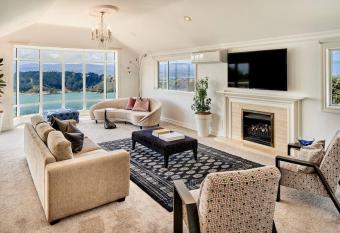 Wellington Luxury Escape has Balcony rooms