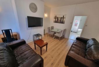 2 Bedroom Home Ideal for Professionals & Family Trips near Manchester Oldham Bury Rochdale has Balcony rooms