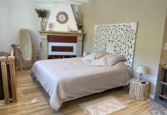 Le Petit Nid du Vieux Logis Suite de Charme has Balcony rooms