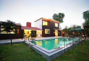 Redhomex Mannerly Home Of Love has Balcony rooms