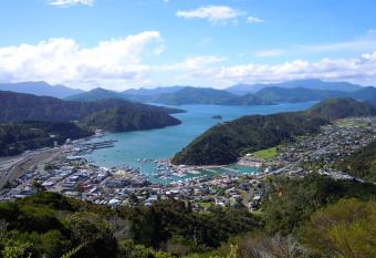 Close to Picton Town has Balcony rooms