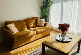 Bright and calm apartment - Watford has Balcony rooms