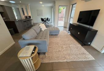 Private, modern 4 bedroom home Thornlands has Balcony rooms