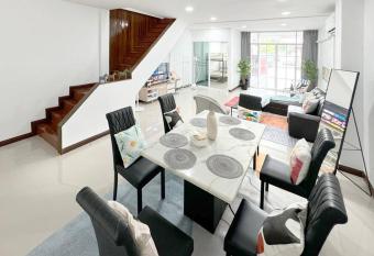 MIQ HK611 Huai Khwang 4BR Jodd fair has Balcony rooms