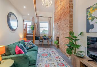 The Rooftop Loft, Canterbury Highstreet has Balcony rooms