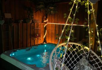 l idylle chalet has rooms with a private hot tub