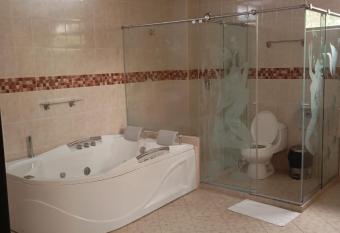 Hotel Hollywood Paradise ZF has rooms with a private hot tub