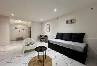 Magnifique T3 tout confort hyper centre de Coutras allows 18 year olds to book a room