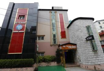 Hi Hotel has Balcony rooms