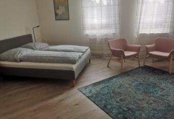 1,5 Zi Wohnung 43 qm im Zentrum von Plochingen, frisch renoviert und voll ausgestattet has Balcony rooms