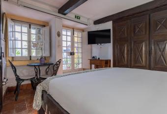 Small Cozy Bedroom in Palace Patio with Hot Tub and Snooker has Balcony rooms