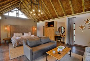 Black Rhino Game Lodge has rooms with a private hot tub