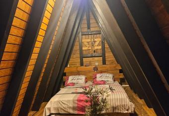 Bungalow Ti Monbin has rooms with a private hot tub