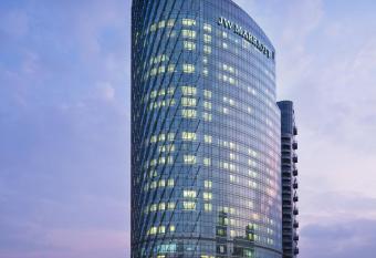 JW Marriott Hotel Shenzhen Bao an International Airport has rooms with a private hot tub