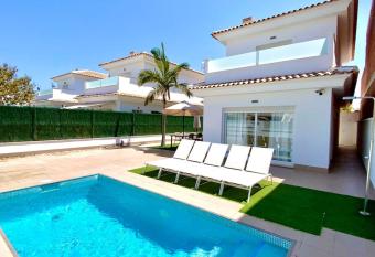 Villa Samira en San Pedro del Pinatar allows 18 year olds to book a room
