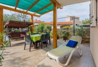 Apartment Macan has Balcony rooms