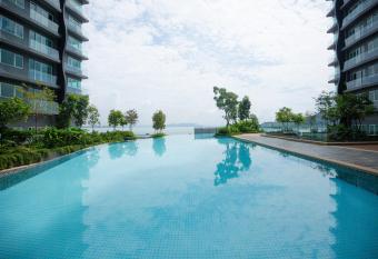 Seaview SuperCondo, near Queensbay has Balcony rooms
