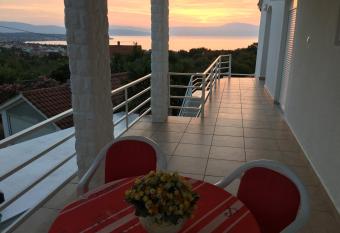 Apartments Kremenici has Balcony rooms