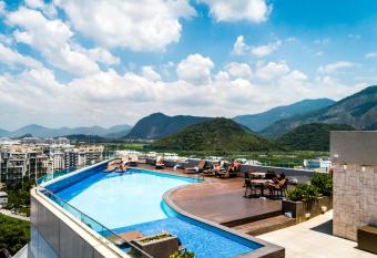 Am  ricas Barra Hotel has rooms with a private hot tub