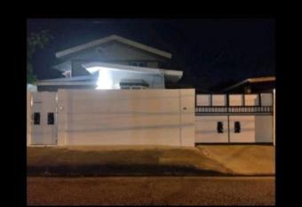 Cosy Uptown Apartments 6 Minutes to the City Centre has Balcony rooms