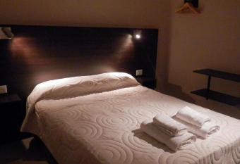 Complejo Las Rosas allows 18 year olds to book a room