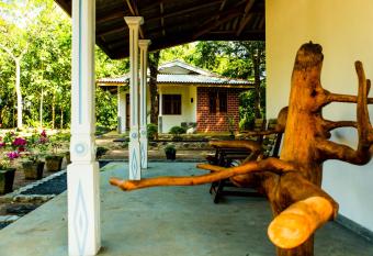 Sunshadow Chalet has Balcony rooms