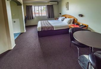 Mackay Resort Motel allows 18 year olds to book a room