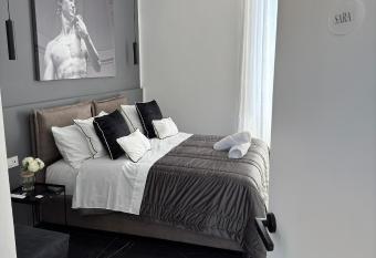 Bonheur Luxury Rooms has Balcony rooms