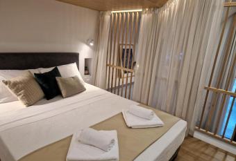 Modern luxurious Apartment has rooms with a private hot tub