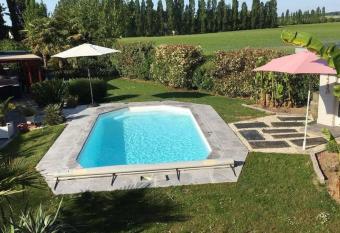 Le chalet sous les arbres has Balcony rooms