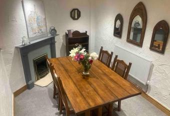 Quaint Cottage main street Llandeilo has Balcony rooms