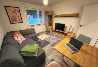 Sanctuary - Tief im Westen allows 18 year olds to book a room