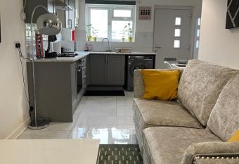 The Holloway Haven - 1 Bedroom Apartment - Private Access & Parking - Prime Location Near Oxford City Centre has Balcony rooms