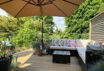 Lovely Large Garden Flat 23mins to Central London Four Bedrooms has Balcony rooms